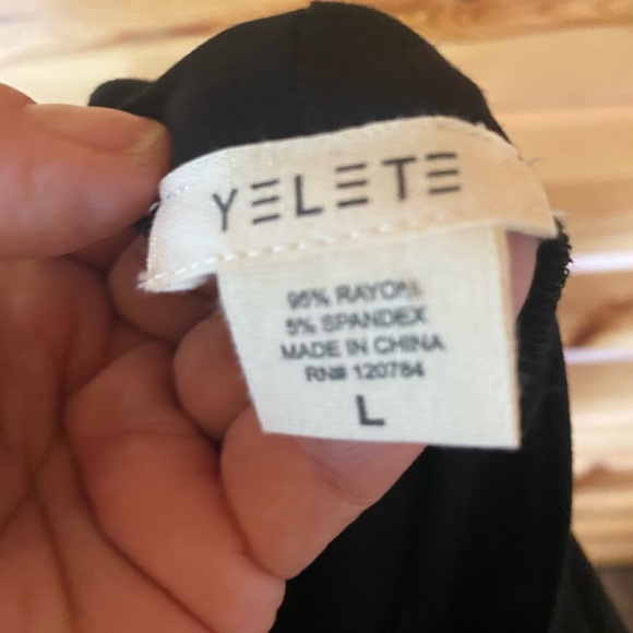 Cute belle-sleeve shift dress in black, - Picture 4 of 4